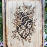 Pirografía Corazón Flores