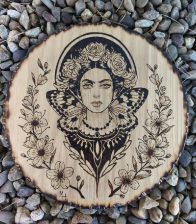 Pirografía Mujer Mariposa